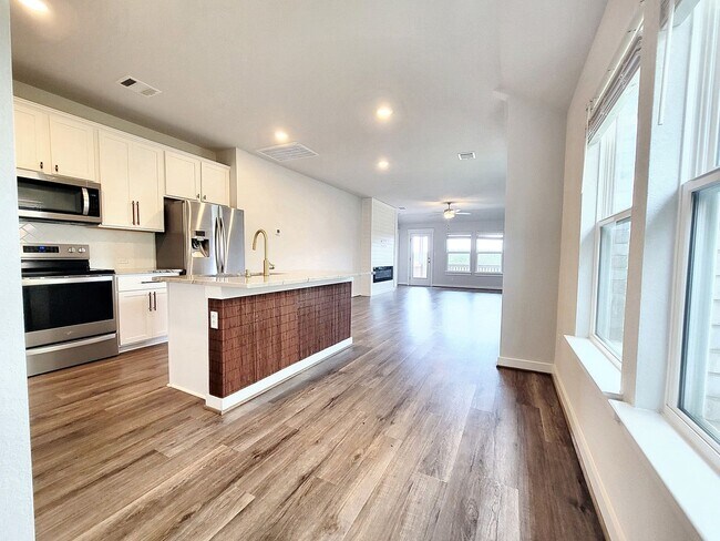Building Photo - Beautiful 3-Bedroom, 2-Bath Modern Home fo...