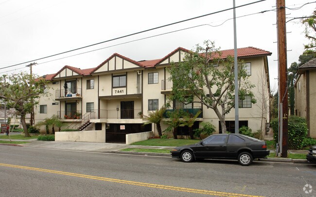 Building Photo - 7441 Hazeltine Ave