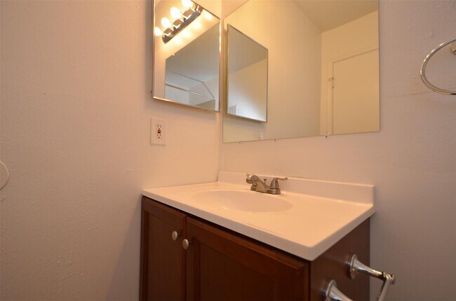 Building Photo - 9700 Leawood Blvd