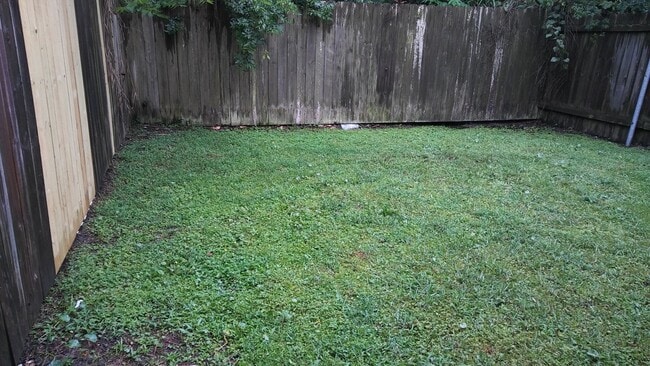 Building Photo - Spacious 3 Bedroom Townhome