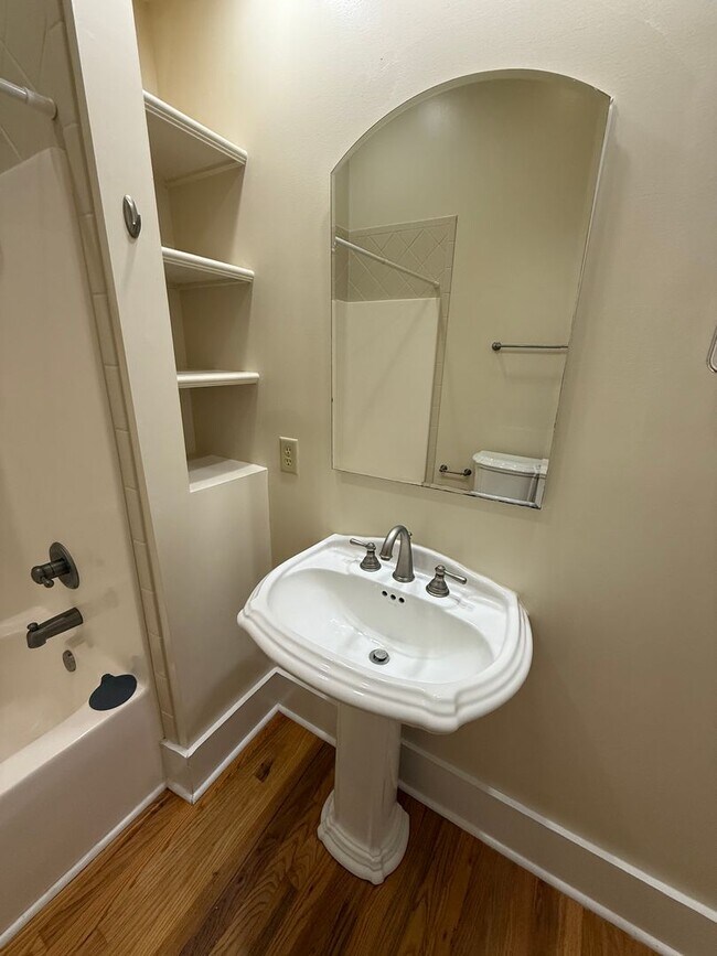 Building Photo - Beautiful Remodeled Home in Normaltown Athens!!