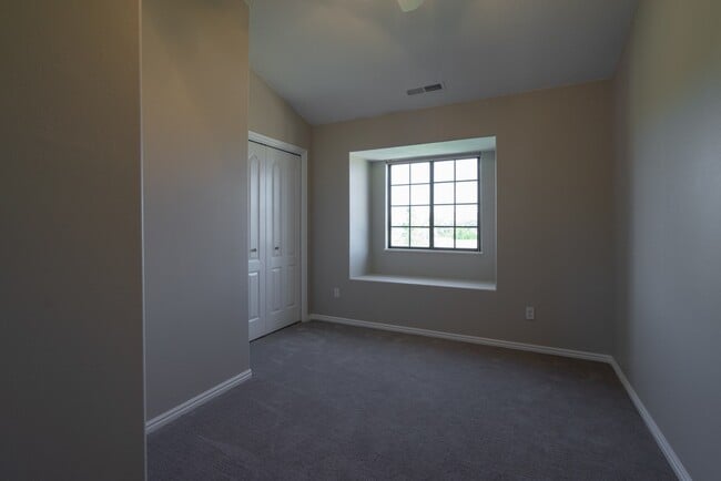 Building Photo - Spacious 6 Bedroom Home with a Balcony!