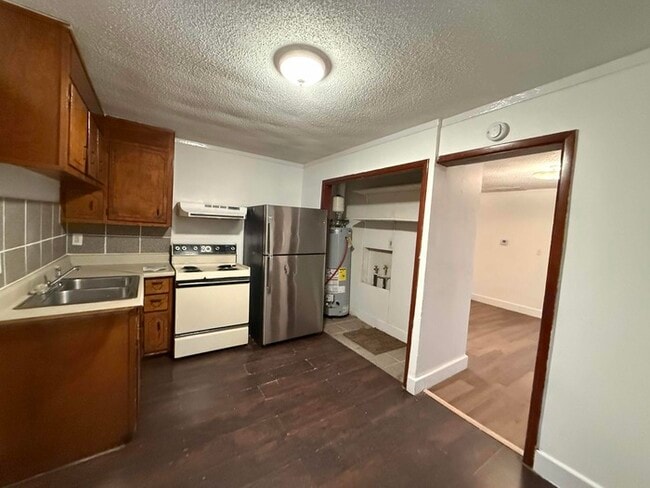 Building Photo - 1233 Elm Ave