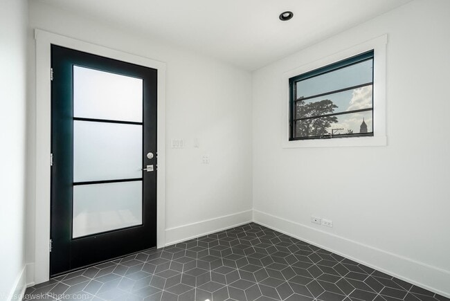 Building Photo - 2041 W Cuyler Ave