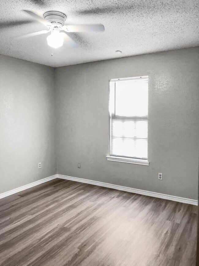 Building Photo - 1112 Valley View Dr