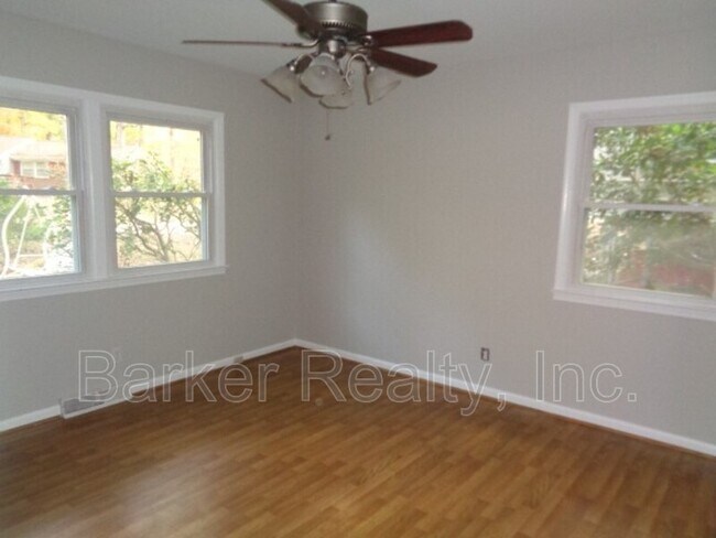 Building Photo - 309 White Oak Dr