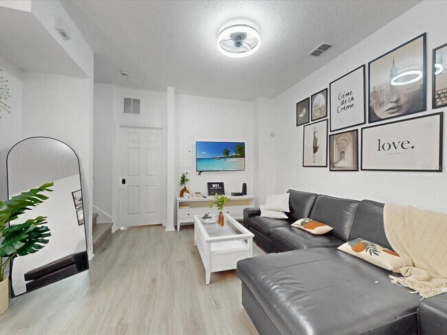 Building Photo - 1302 S Beach Cir