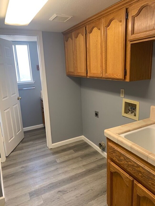 Building Photo - Beautiful 4 Bedroom 2 Bath Located in Nort...