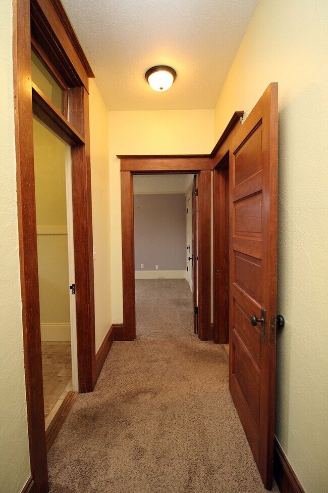 Building Photo - 4033 SE Hawthorne Blvd