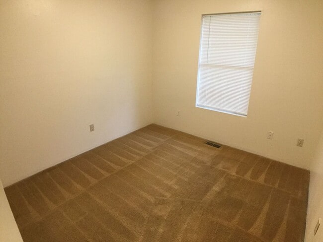 Building Photo - Blacksburg, 4 BR / 2.5 BA Townhouse, Available August