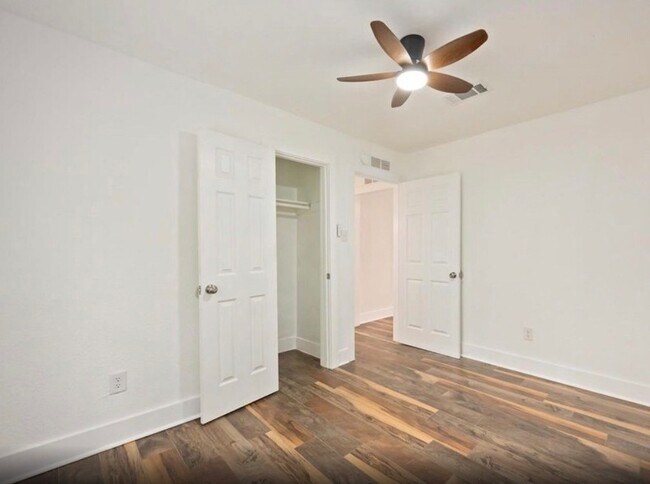 Building Photo - 6043 Lyndhurst Dr