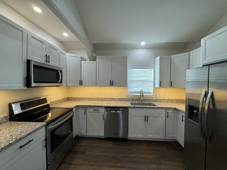 Building Photo - 632 Graham St