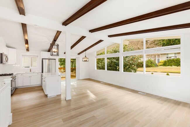 Building Photo - Gorgeous Fully Renovated 5 Bedroom Redmond/Bellevue/Kirkland Border