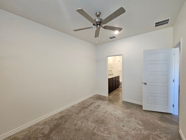 Building Photo - 644 Pacific Crest Trl