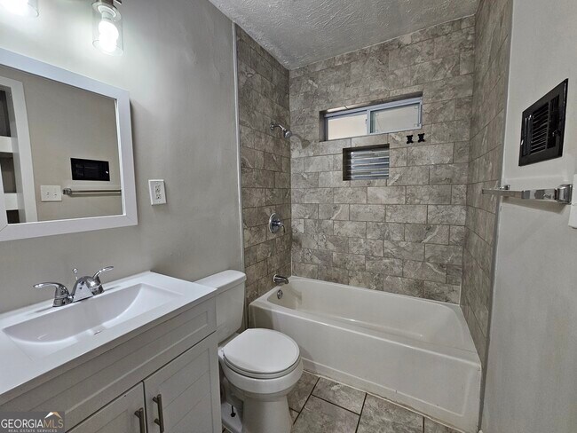 Building Photo - 2654 Plantation Dr