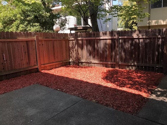 Building Photo - Davis 3 bedroom 2 bath condo in a great location-Fall rental