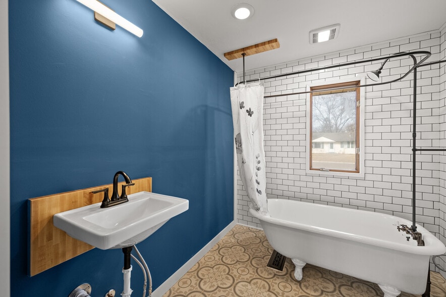 Building Photo - 5616 Nevada Ave N