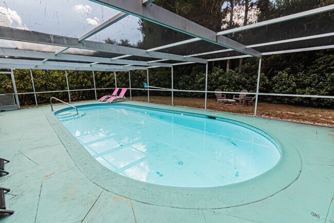 Building Photo - Pet-Friendly Home with Private Pool in Des...