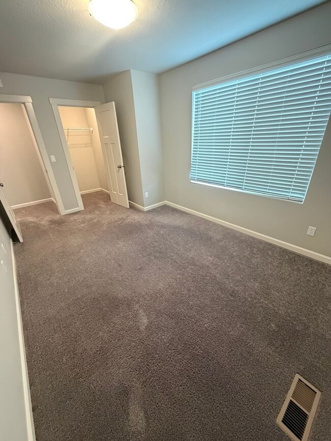 Building Photo - Must See Large Home in HOA Neighborhood!