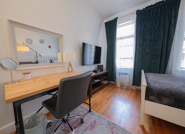 Building Photo - 1422 2nd Ave