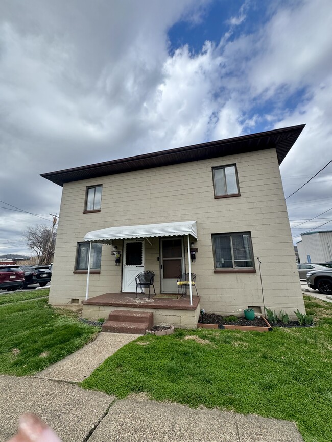 Building Photo - 327 1/2 2nd Ave