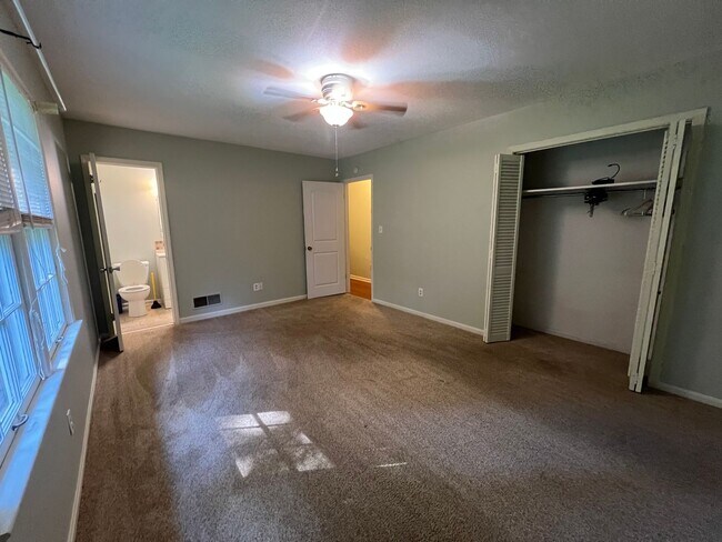 Building Photo - 3 bedroom 2 bathroom single level home in ...