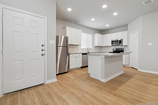 Building Photo - Brand New 3 Bd 3 Full Bath Townhouse Near ...
