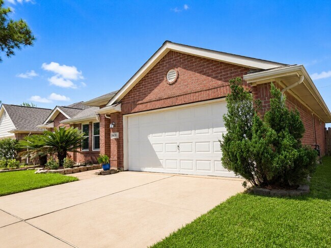 Building Photo - 19631 Amistad Dr