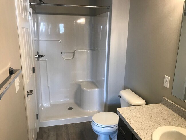 Building Photo - 4 Bed 2.5 Bath Single Family Home