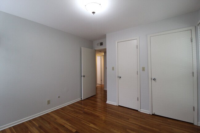Building Photo - 1/2 OFF June Rent On This 2 Bedroom 1 Bath Apartment In The West Plaza Area