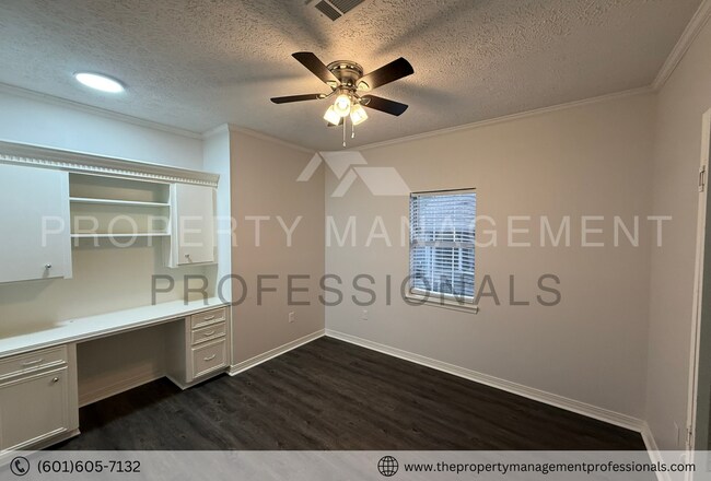 Building Photo - Renovated beauty near the country club and golf course!