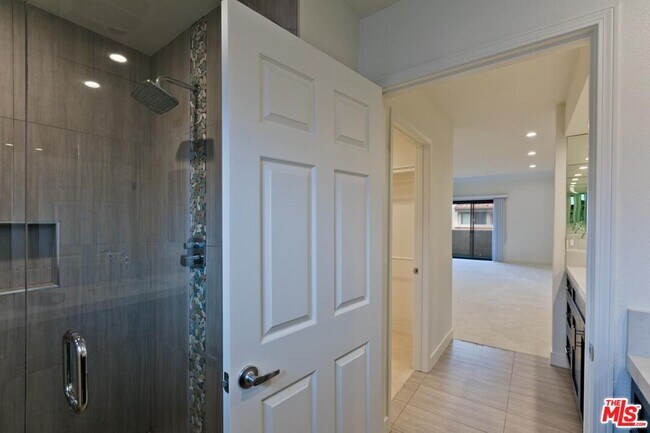 Building Photo - 6930 De Celis Pl