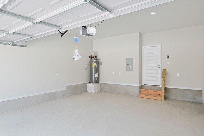 Building Photo - Modern Townhouse in New Braunfels