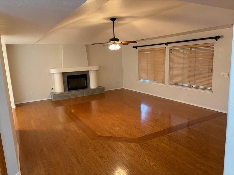 Building Photo - 385 S Acacia Dr
