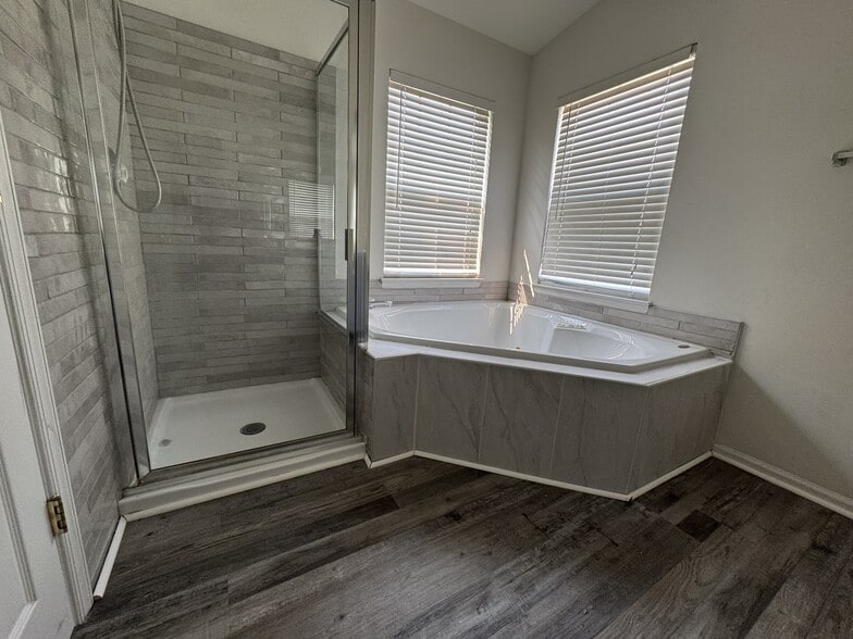 main bath - 336 Baish Dr SE