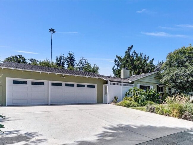 Building Photo - Welcome to this charming 3-bedroom, 2-bath...