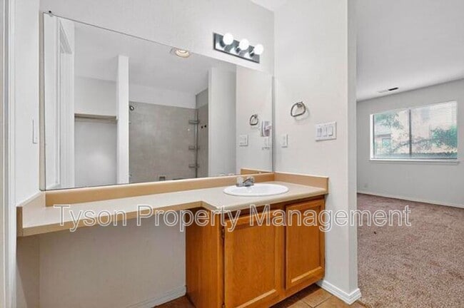 Building Photo - 1515 La Charles Dr NE