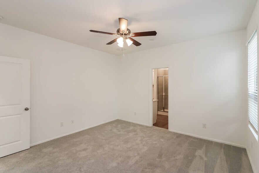 Building Photo - 1934 Ballesteros St