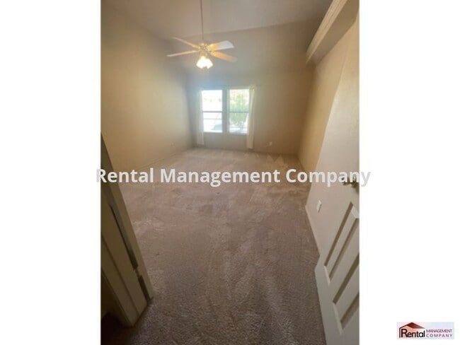 Building Photo - Quiet, spacious condo