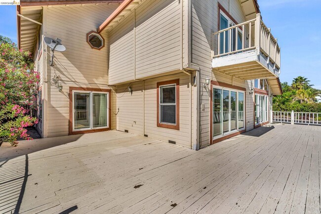 Building Photo - 5650 Edgeview Dr