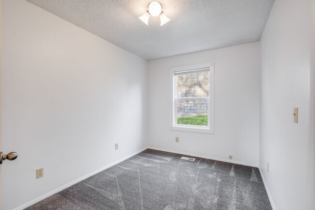 Building Photo - Beautiful 2 Bed, 1 Bath Rental Home in Happy Valley Neighborhood!