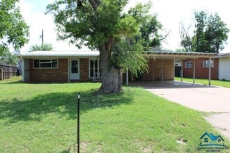 Building Photo - For Rent - 3 Bed/ 2 Bath