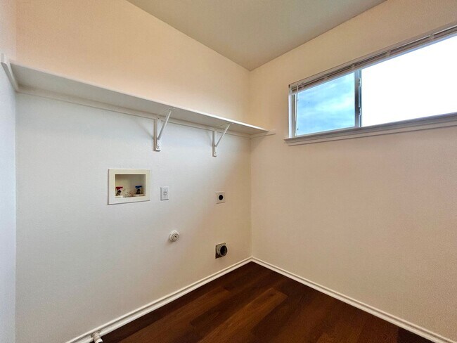 Building Photo - 102 Adamae Ln