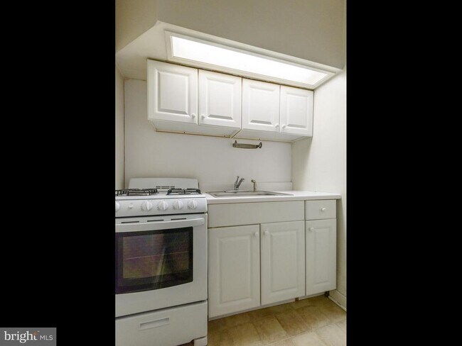 Building Photo - 318 N Matlack St
