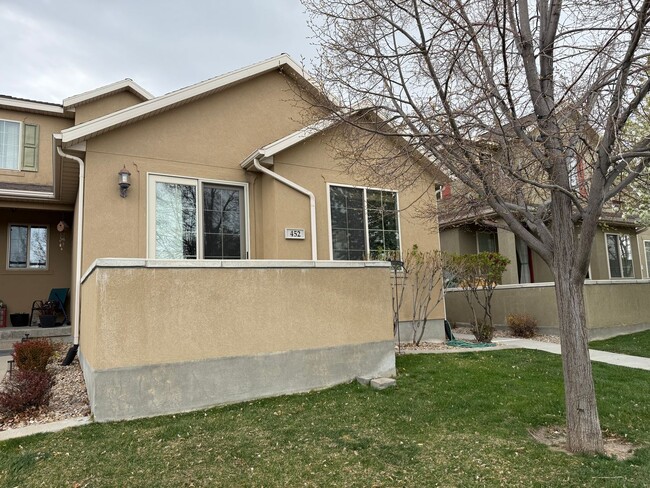 Building Photo - 3 Bedroom Townhome in Stansbury Park