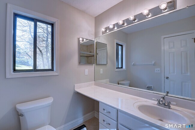 Building Photo - 4 Stonington Ct