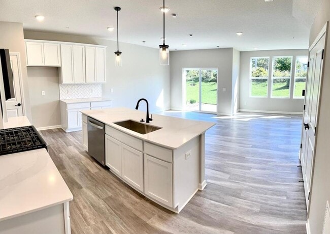 Building Photo - Sparkling 3bed 3bath in Eagan!