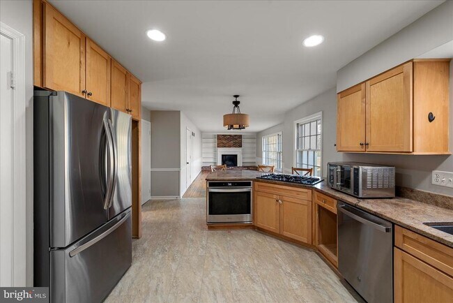 Building Photo - 641 W Country Club Dr