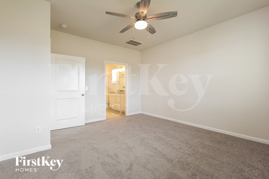 Building Photo - 525 Hillpark Ln