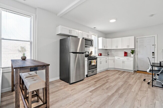 Building Photo - Urban Living: Spacious 2-Bedroom Haven in the Heart of Chicago!
